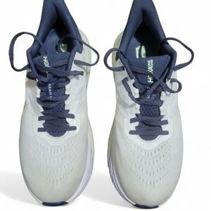 Hoka One One Women's Arahi 5 running shoes in the "Blanc de Blanc/Outer Space" 